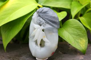 和田玉青花籽料 俏雕 祝福 把件 a001017