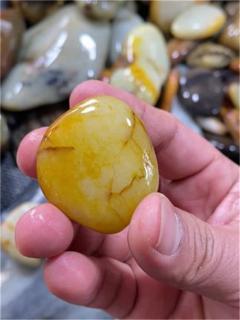 和田玉原石的 "水线" 并非都要规避,需理性看待.水线是透闪石晶体密集